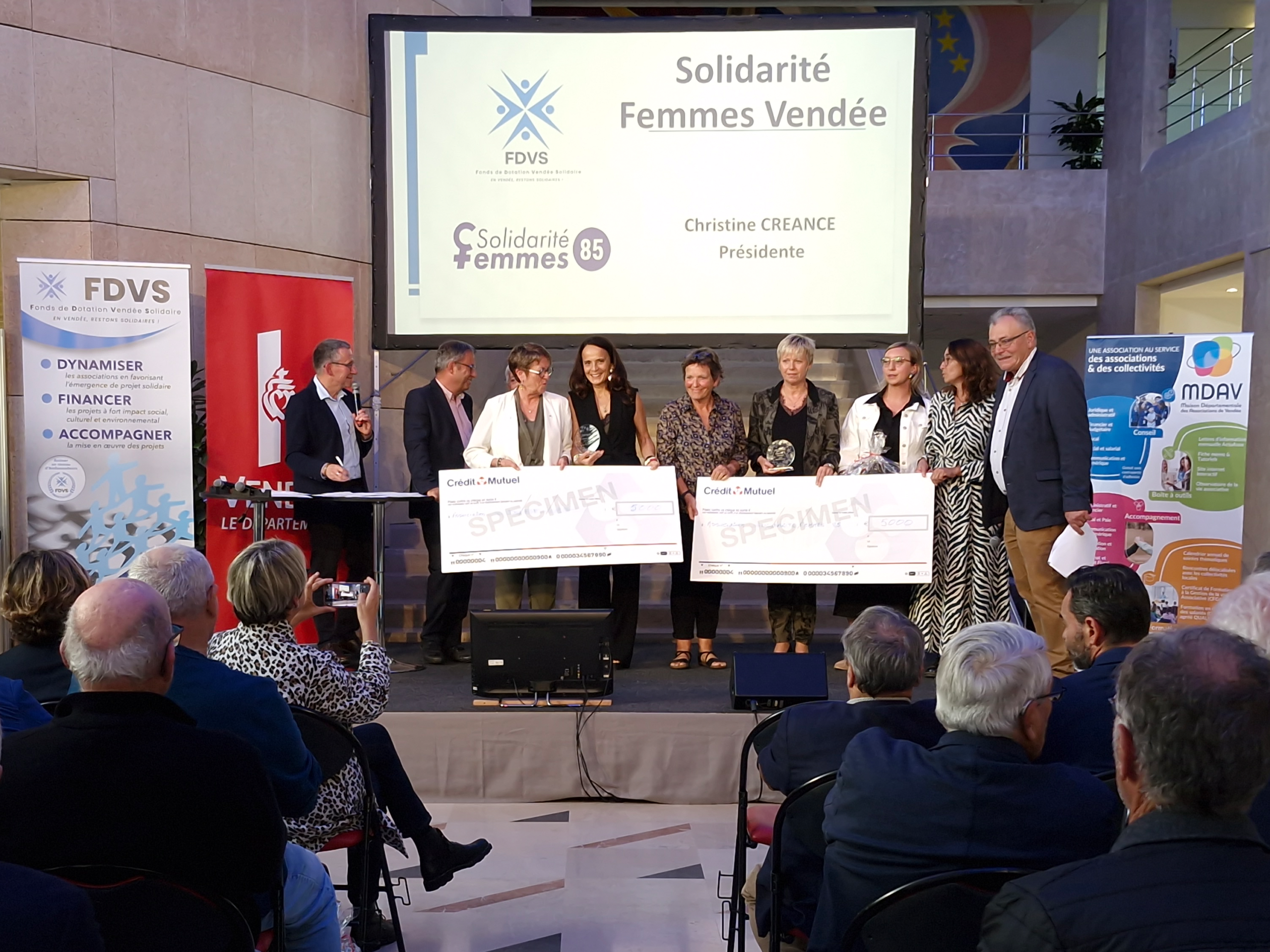Agnès Chapsal, Présidente du Fonds de Solidarité Oui Care est entourée de Solidarité Femmes Vendée pour une remise de chèque dans le cadre du projet SAFE.
