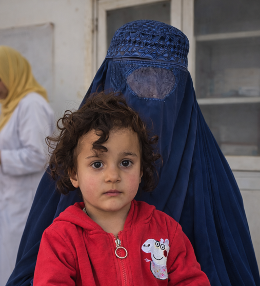 Photo d'une femme en Afghanistan avec son enfant.